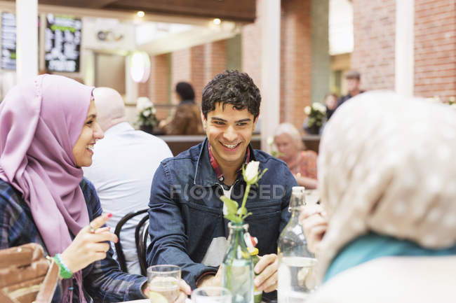 Freunde essen im Café — Stockfoto