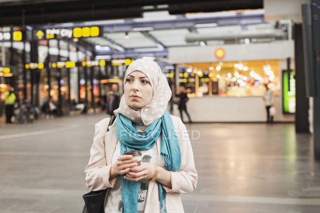 Woman at railroad station — Stock Photo