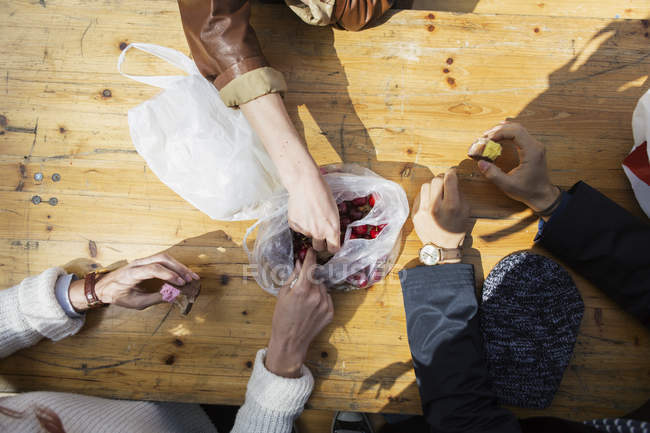 Amigos comiendo pastel - foto de stock