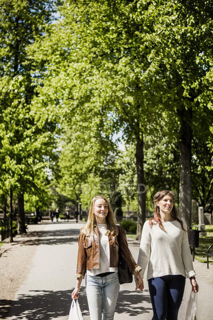 Freundinnen laufen auf der Straße — Stockfoto