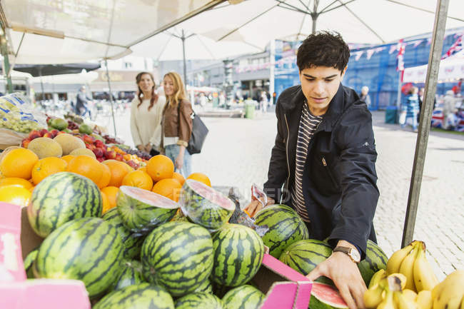 Homem comprando frutas — Fotografia de Stock