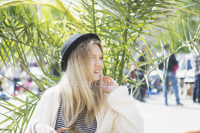 Жінка сидить у кафе — стокове фото