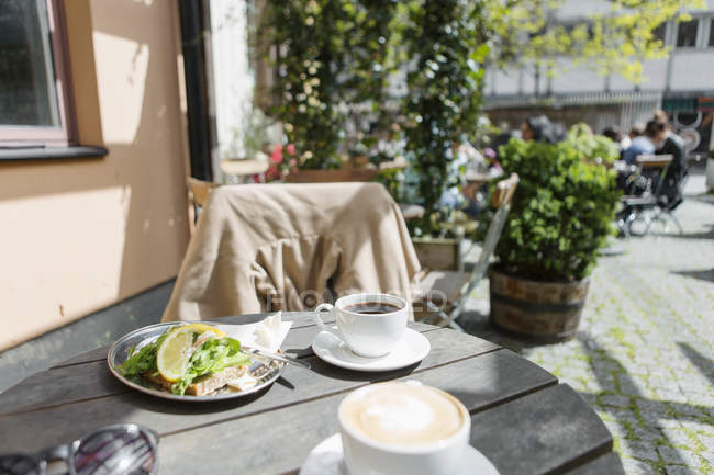 Nourriture et café servis au café sur le trottoir — Photo de stock