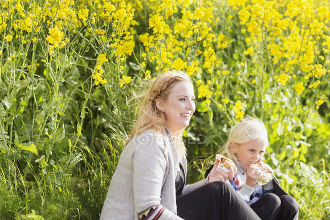 Woman having snacks with daughter — Stock Photo