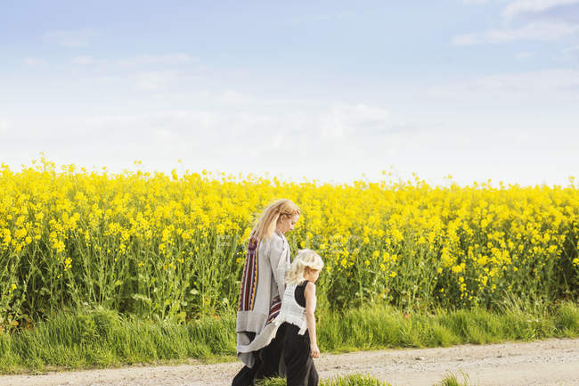 Madre e figlia a piedi — Foto stock