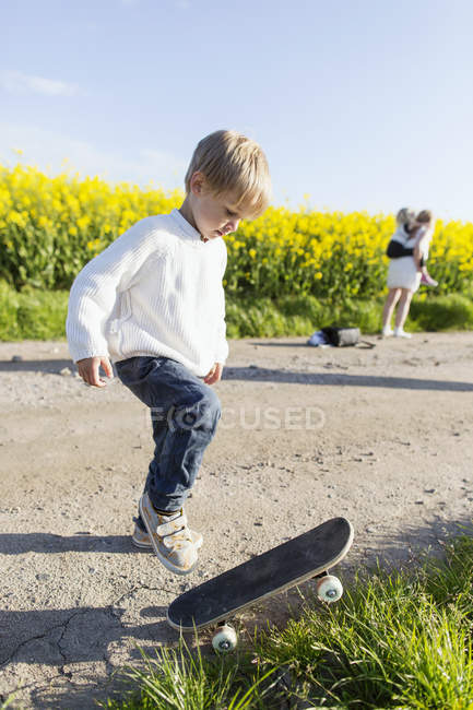 Junge bereitet sich auf Skateboard vor — Stockfoto