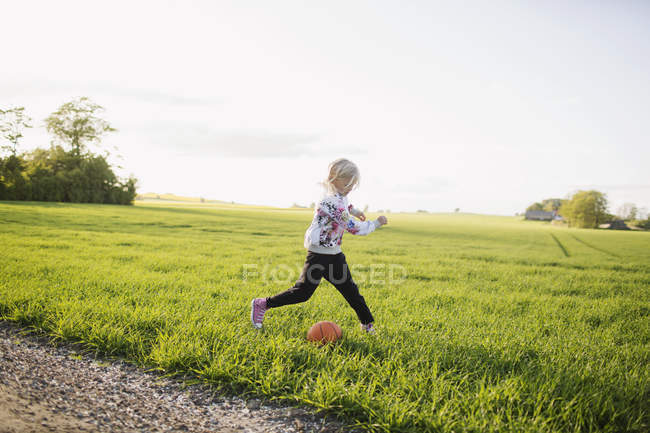 Girl playing with basketball — Stock Photo