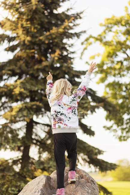 Girl standing with arms raised — Stock Photo