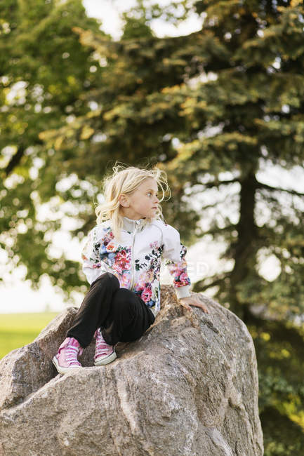 Дівчина сидить на скелі — стокове фото