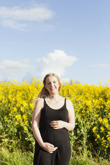 Mujer embarazada feliz - foto de stock