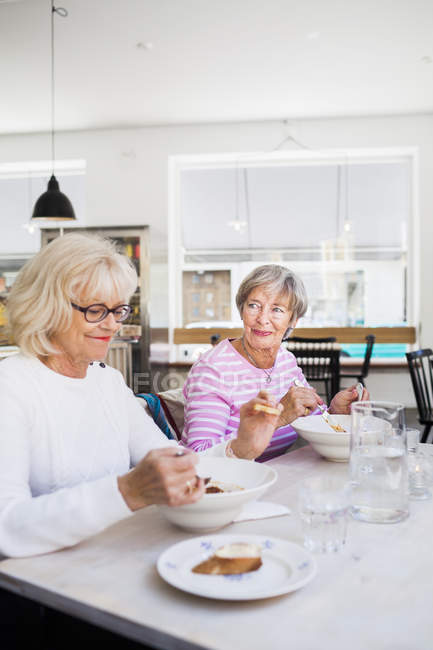 Mujeres mayores comiendo alimentos - foto de stock