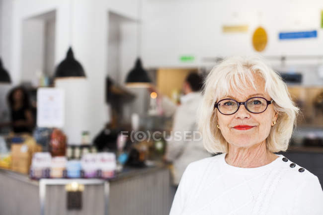 Mujer mayor en el restaurante - foto de stock