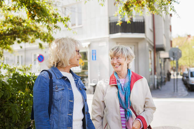 Femmes âgées parlant dans la rue — Photo de stock