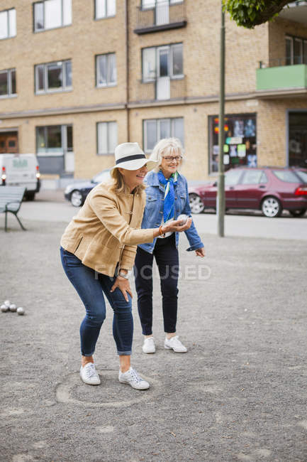 Mujeres mayores jugando a la petanca - foto de stock