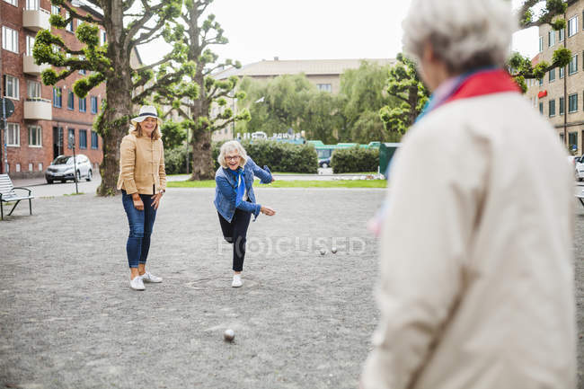 Mujeres mayores jugando a la petanca - foto de stock