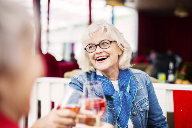 Mulheres idosas sorrindo e brindando — Fotografia de Stock