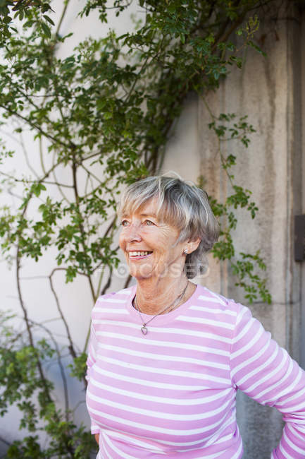 Senior woman smiling — Stock Photo