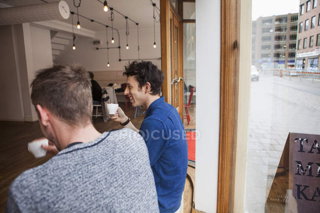 Amis masculins prenant un café — Photo de stock