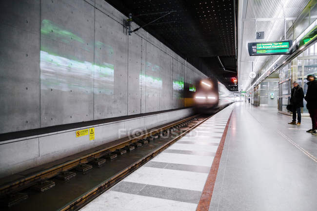 Train arriving at platform — Stock Photo
