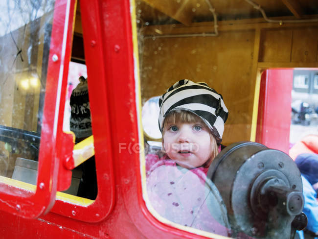 Дівчинка в автобусі — стокове фото