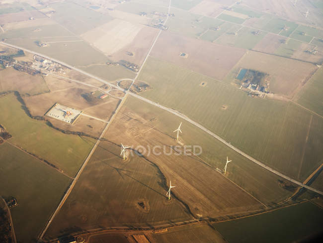 Turbinas eólicas no campo com terraços — Fotografia de Stock