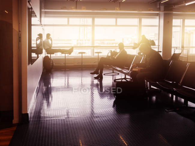 Бизнесмены, ожидающие в аэропорту — стоковое фото