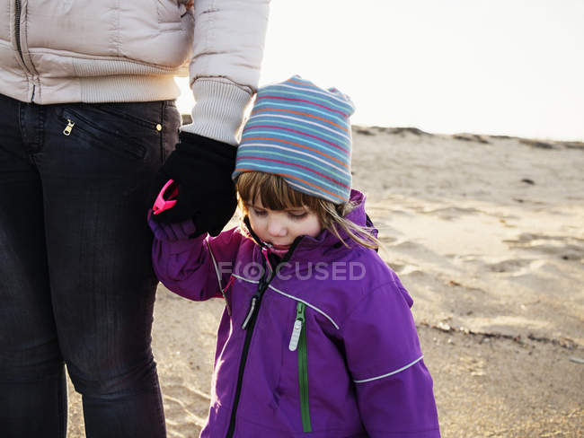 Madri con figlia nel deserto — Foto stock