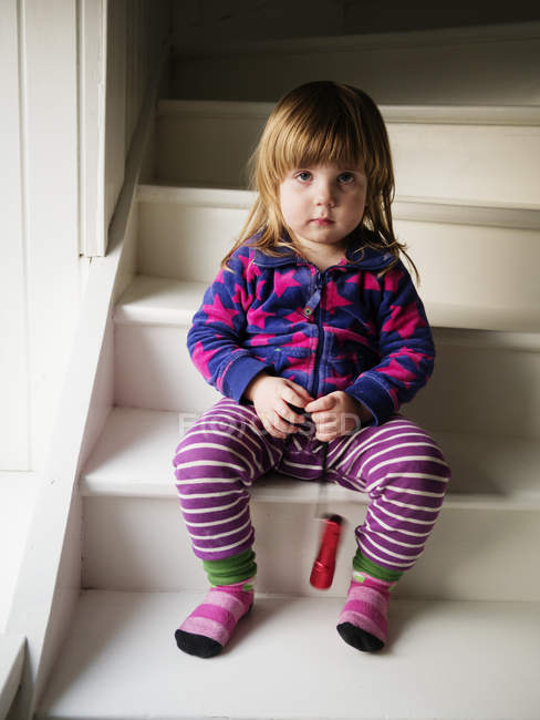 Porträt eines Mädchens auf der Treppe — Stockfoto