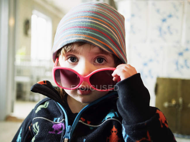 Fille portant des lunettes de soleil — Photo de stock