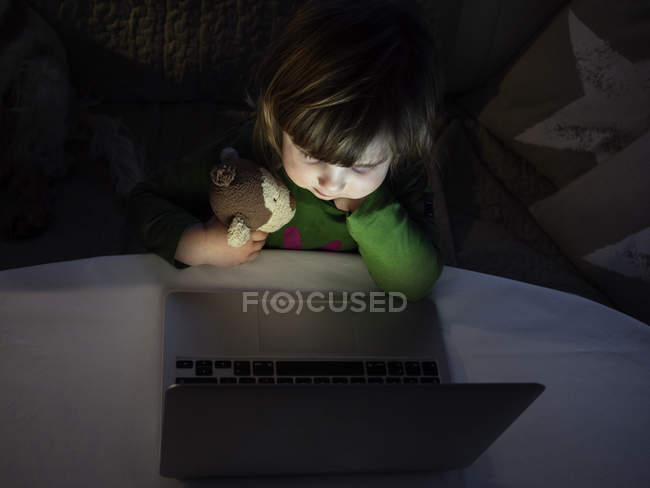 Девушка смотрит на ноутбук — стоковое фото