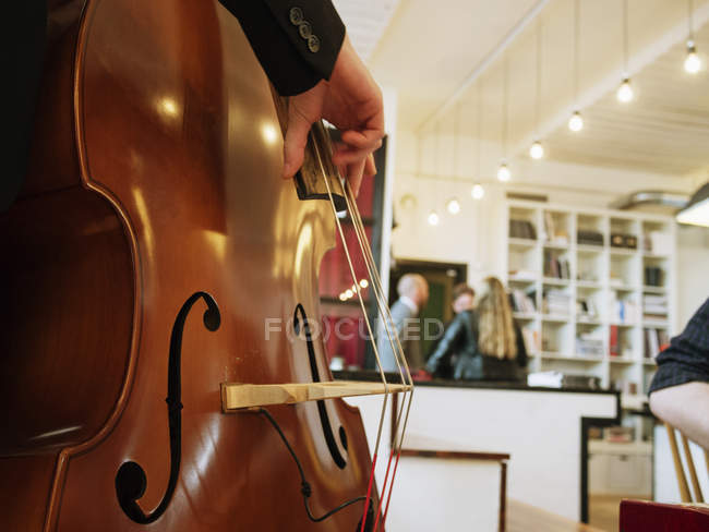 Homem segurando violino — Fotografia de Stock