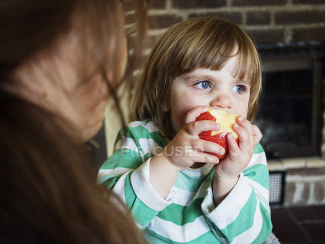 Матір з дочкою харчової Apple — стокове фото