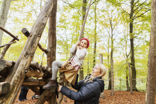 Frau hilft Mädchen beim Balancieren — Stockfoto