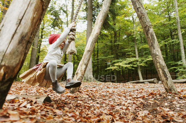 Menina balançando na floresta — Fotografia de Stock