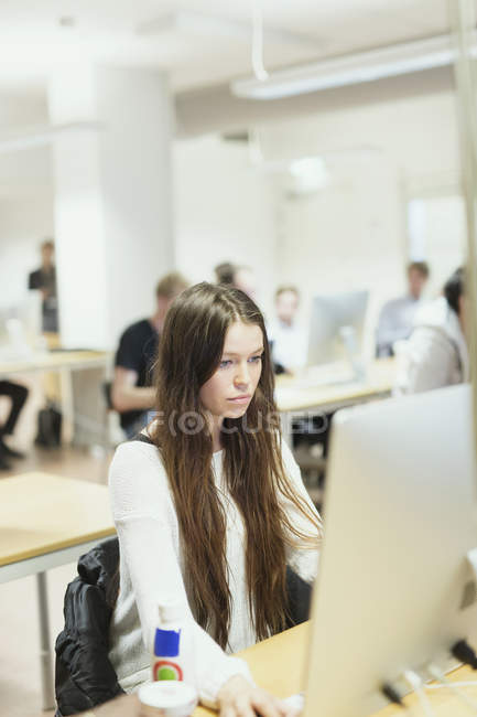 Frau benutzt Computer im Klassenzimmer — Stockfoto