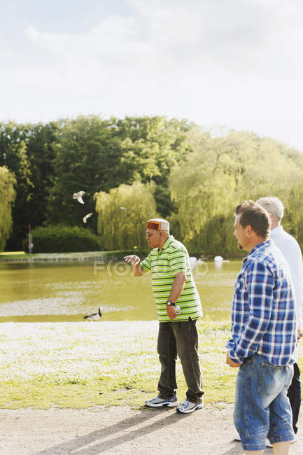 Чоловіки друзі грають в боул в парку — стокове фото