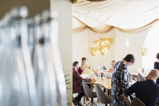 Amici e affari nel ristorante — Foto stock