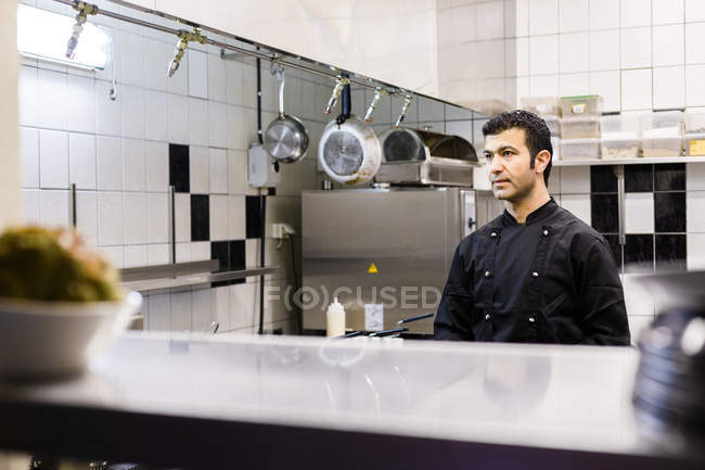 Chefe masculino trabalhando na cozinha no restaurante — Fotografia de Stock