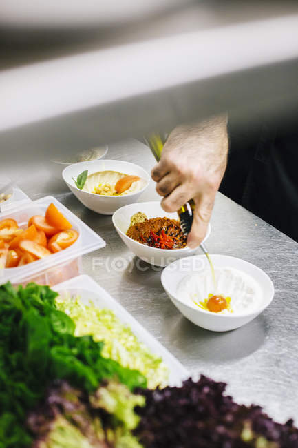 Chef preparando comida en el restaurante - foto de stock