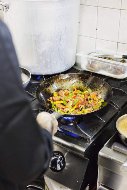Koch bereitet Essen im Restaurant zu — Stockfoto