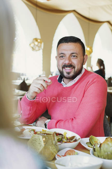 Homme assis à table au restaurant — Photo de stock