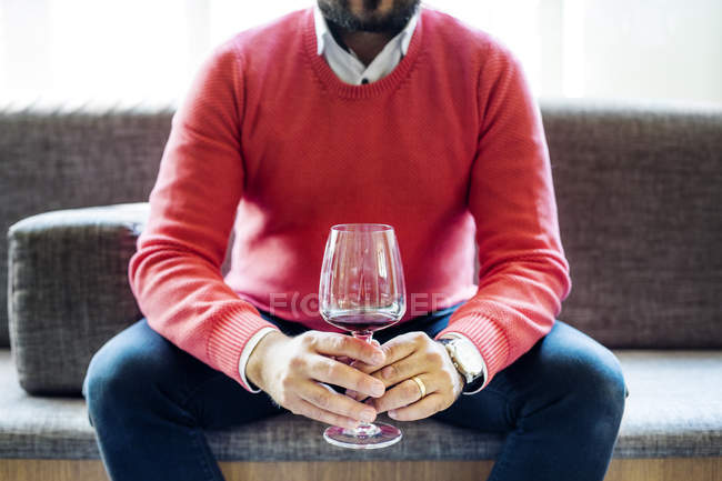 Чоловік сидить за столом у ресторані — стокове фото