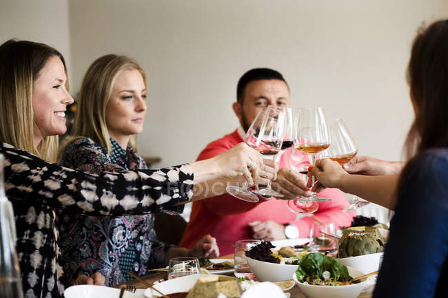 Amici bicchieri da vino tostatura — Foto stock
