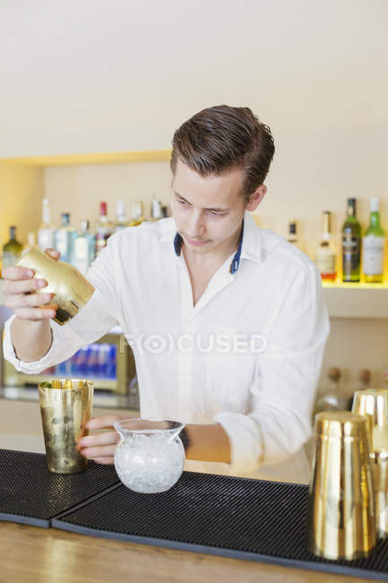 Bartender making drink at counter — Stock Photo