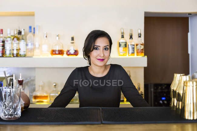 Portrait de femme barman heureuse — Photo de stock
