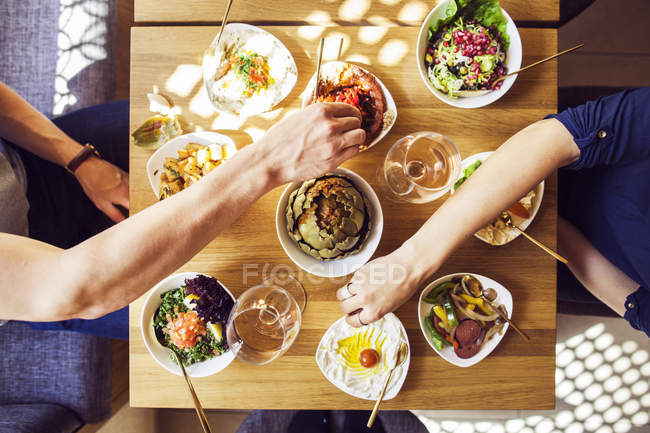 Paar beim Mittagessen im Restaurant — Stockfoto