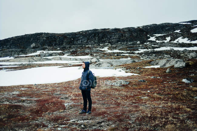 Чоловік стоїть на снігу покритий пейзаж — стокове фото