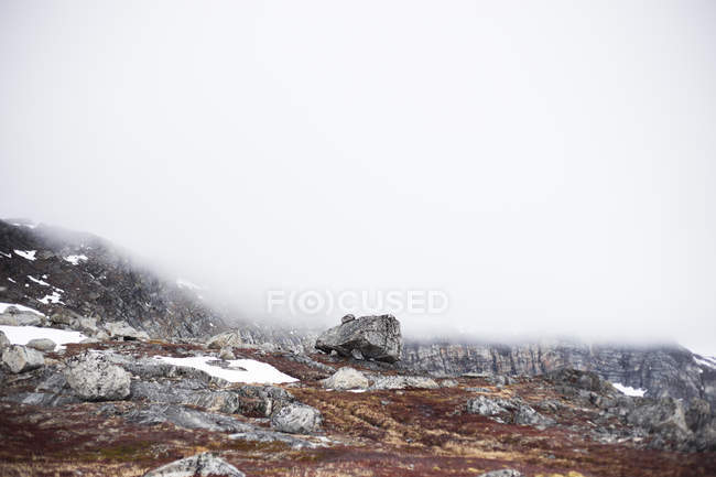 Observación de la vista panorámica del paisaje rocoso - foto de stock