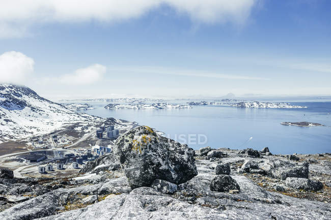 Verschneite Landschaft und Meer — Stockfoto