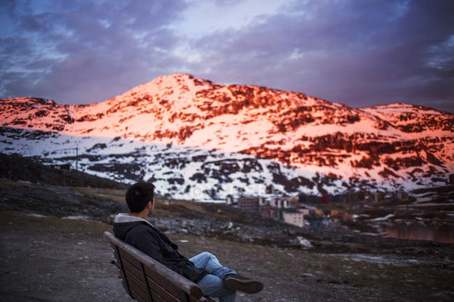 Hombre mirando el paisaje cubierto de nieve - foto de stock